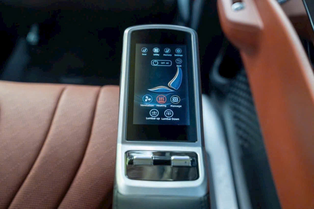 New Kia Carnival 1.6T HEV Signature ( Ghế VIP )